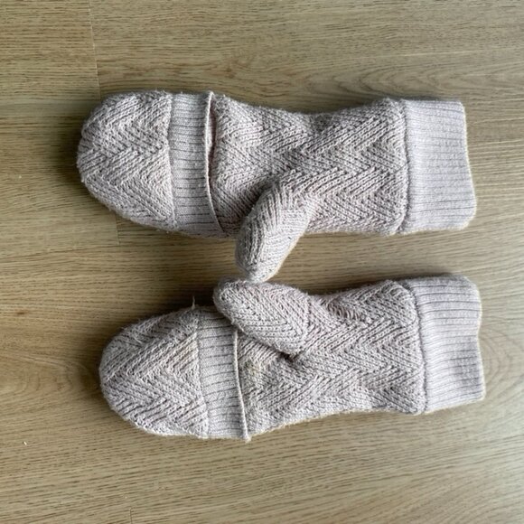 Pink Lululemon Sherpa Weave Mittens - Picture 5 of 9